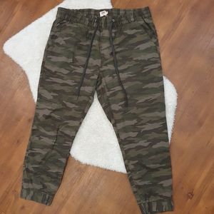 Women LEVI'S Joggers size Medium in Camo